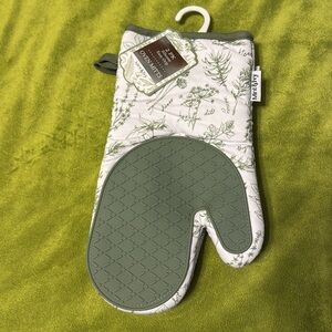 Mint & Ivy Green and White Silicone Grip Oven Mitts